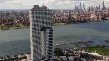 NYC Metro Drone Aerial ile çekim yapıyor. Manhattan ve New Jersey Hudson Nehri üzerinde