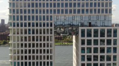 NYC Metro Drone Aerial ile çekim yapıyor. Manhattan ve New Jersey Hudson Nehri üzerinde