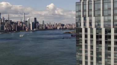 NYC Metro Drone Aerial ile çekim yapıyor. Manhattan ve New Jersey Hudson Nehri üzerinde