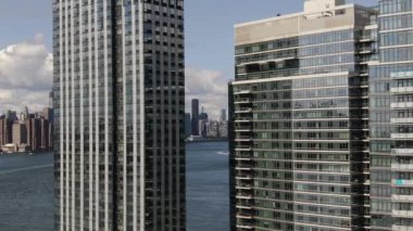 NYC Metro Drone Aerial ile çekim yapıyor. Manhattan ve New Jersey Hudson Nehri üzerinde