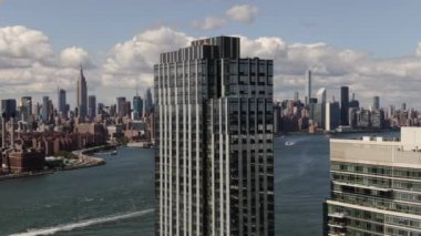 NYC Metro Drone Aerial ile çekim yapıyor. Manhattan ve New Jersey Hudson Nehri üzerinde