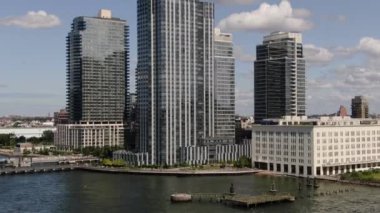 NYC Metro Drone Aerial ile çekim yapıyor. Manhattan ve New Jersey Hudson Nehri üzerinde