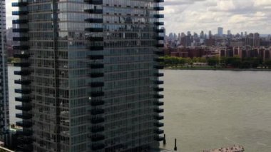 NYC Metro Drone Aerial ile çekim yapıyor. Manhattan ve New Jersey Hudson Nehri üzerinde