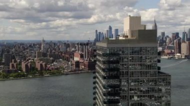 NYC Metro Drone Aerial ile çekim yapıyor. Manhattan ve New Jersey Hudson Nehri üzerinde