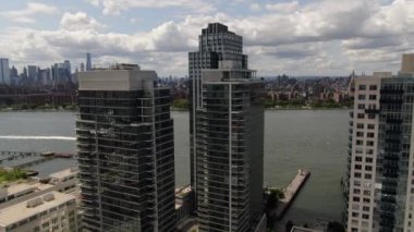NYC Metro Drone Aerial ile çekim yapıyor. Manhattan ve New Jersey Hudson Nehri üzerinde