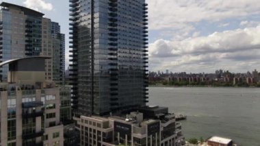 NYC Metro Drone Aerial ile çekim yapıyor. Manhattan ve New Jersey Hudson Nehri üzerinde