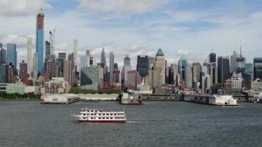 Güneşli bir günde New York 'un gökyüzü ve Hudson Nehri' nin havası.