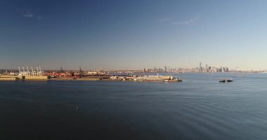 NYC Metro Drone Aerial ile çekim yapıyor. Manhattan ve New Jersey Hudson Nehri üzerinde