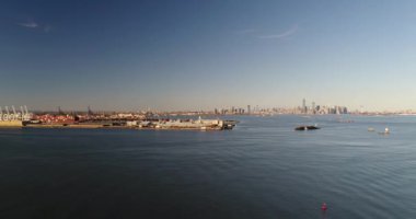 NYC Metro Drone Aerial ile çekim yapıyor. Manhattan ve New Jersey Hudson Nehri üzerinde