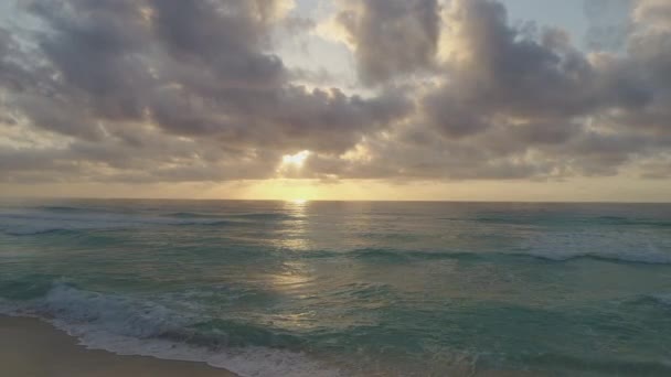 美しいビーチの空中夕日 カンクン メキシコ — ストック動画