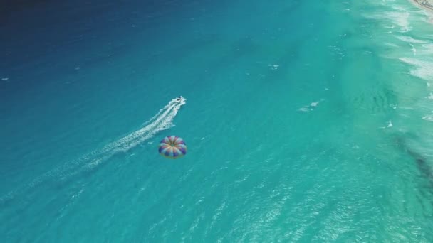 High Angle Aerial Boat Paraglider Cancúnban Mexikóban — Stock videók