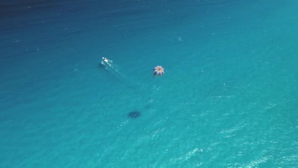 High Angle Aerial Boat Paraglider Cancúnban Mexikóban — Stock videók