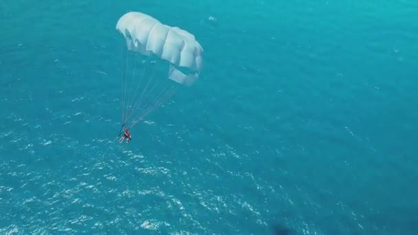 Close Aerial Paragliders Cancún México — Vídeo de Stock