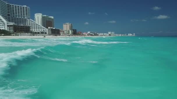 Low Angle Aerial Beach Waves Zona Hotelera Cancún Mexikó — Stock videók