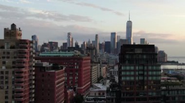 NYC Metro Drone Aerial ile çekim yapıyor. Manhattan ve New Jersey Hudson Nehri üzerinde