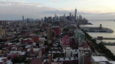 NYC Metro Drone Aerial ile çekim yapıyor. Manhattan ve New Jersey Hudson Nehri üzerinde