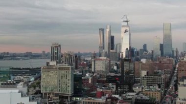 NYC Metro Drone Aerial ile çekim yapıyor. Manhattan ve New Jersey Hudson Nehri üzerinde