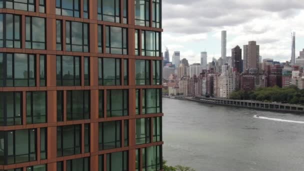 イースト川沿いのニューヨーク市の空中 — ストック動画