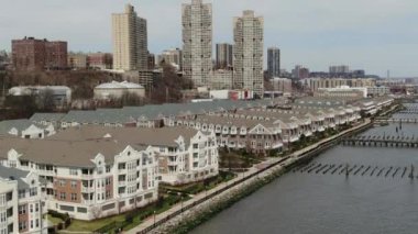 Nehir Yolu üzerindeki Port Imperial Aerial NJ Hudson County, Bergen County (2016)