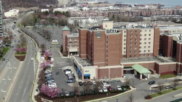 Port Imperial Aerial River Road Hudsonin Piirikunnassa Bergenin Piirikunta 2019 — kuvapankkivideo