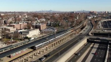 Bronx ve Manhattan İHA 'sının hava görüntüsü. Ocak 2023 'te çekilmiş. Büyük Elma 'da güneşli bir gün. 