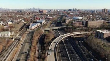 Bronx ve Manhattan İHA 'sının hava görüntüsü. Ocak 2023 'te çekilmiş. Büyük Elma 'da güneşli bir gün. 