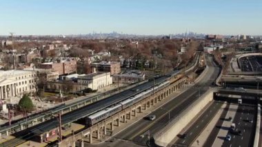 Bronx ve Manhattan İHA 'sının hava görüntüsü. Ocak 2023 'te çekilmiş. Büyük Elma 'da güneşli bir gün. 