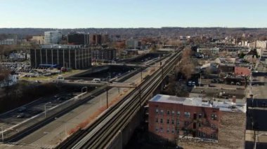 Bronx ve Manhattan İHA 'sının hava görüntüsü. Ocak 2023 'te çekilmiş. Büyük Elma 'da güneşli bir gün. 