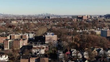 Bronx ve Manhattan İHA 'sının hava görüntüsü. Ocak 2023 'te çekilmiş. Büyük Elma 'da güneşli bir gün. 