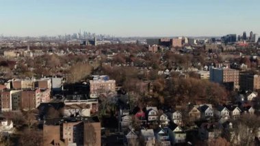 Bronx ve Manhattan İHA 'sının hava görüntüsü. Ocak 2023 'te çekilmiş. Büyük Elma 'da güneşli bir gün. 