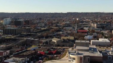 Bronx ve Manhattan İHA 'sının hava görüntüsü. Ocak 2023 'te çekilmiş. Büyük Elma 'da güneşli bir gün. 