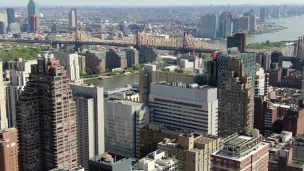 ニューヨーク市クイーンズボロ橋の空中 — ストック動画