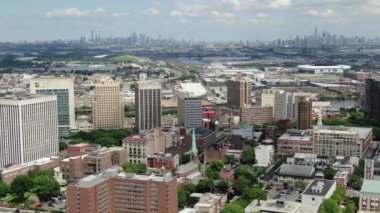 Bronx ve Manhattan İHA 'sının hava görüntüsü. Ocak 2023 'te çekilmiş. Büyük Elma 'da güneşli bir gün. 