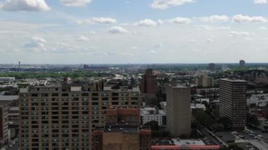 Bronx ve Manhattan İHA 'sının hava görüntüsü. Ocak 2023 'te çekilmiş. Büyük Elma 'da güneşli bir gün. 