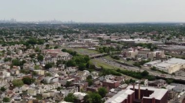 Bronx ve Manhattan İHA 'sının hava görüntüsü. Ocak 2023 'te çekilmiş. Büyük Elma 'da güneşli bir gün. 