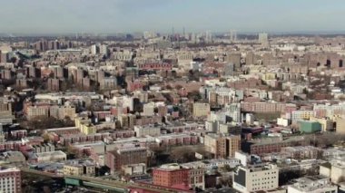 Bronx ve Manhattan İHA 'sının hava görüntüsü. Ocak 2023 'te çekilmiş. Büyük Elma 'da güneşli bir gün. 