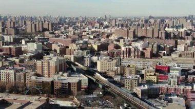 Bronx ve Manhattan İHA 'sının hava görüntüsü. Ocak 2023 'te çekilmiş. Büyük Elma 'da güneşli bir gün. 