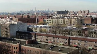 Bronx ve Manhattan İHA 'sının hava görüntüsü. Ocak 2023 'te çekilmiş. Büyük Elma 'da güneşli bir gün. 