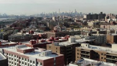 Bronx ve Manhattan İHA 'sının hava görüntüsü. Ocak 2023 'te çekilmiş. Büyük Elma 'da güneşli bir gün. 