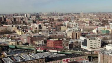 Bronx ve Manhattan İHA 'sının hava görüntüsü. Ocak 2023 'te çekilmiş. Büyük Elma 'da güneşli bir gün. 