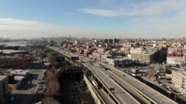 Bronx ve Manhattan İHA 'sının hava görüntüsü. Ocak 2023 'te çekilmiş. Büyük Elma 'da güneşli bir gün. 