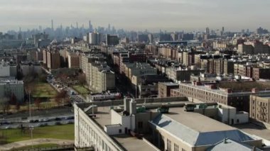 Bronx ve Manhattan İHA 'sının hava görüntüsü. Ocak 2023 'te çekilmiş. Büyük Elma 'da güneşli bir gün. 