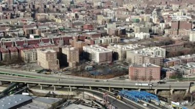 Bronx ve Manhattan İHA 'sının hava görüntüsü. Ocak 2023 'te çekilmiş. Büyük Elma 'da güneşli bir gün. 