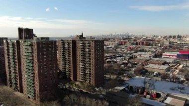 Bronx ve Manhattan İHA 'sının hava görüntüsü. Ocak 2023 'te çekilmiş. Büyük Elma 'da güneşli bir gün. 