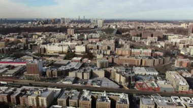 Bronx ve Manhattan İHA 'sının hava görüntüsü. Ocak 2023 'te çekilmiş. Büyük Elma 'da güneşli bir gün. 