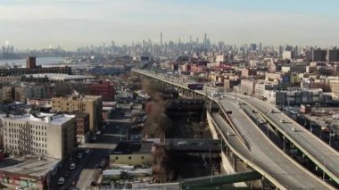 Bronx ve Manhattan İHA 'sının hava görüntüsü. Ocak 2023 'te çekilmiş. Büyük Elma 'da güneşli bir gün. 