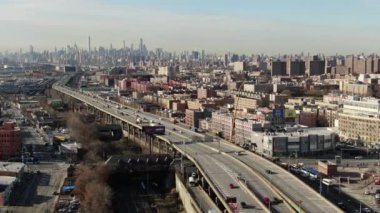 Bronx ve Manhattan İHA 'sının hava görüntüsü. Ocak 2023 'te çekilmiş. Büyük Elma 'da güneşli bir gün. 