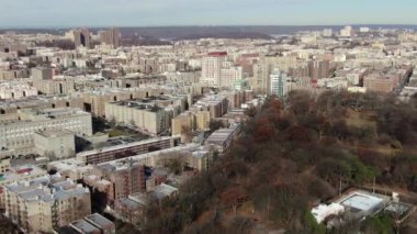 Bronx ve Manhattan İHA 'sının hava görüntüsü. Ocak 2023 'te çekilmiş. Büyük Elma 'da güneşli bir gün. 