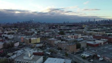 New York 'un çeşitli bir ilçesi olan Queens' te sayısız kent simgesi vardır. İkonik Flushing Meadows Corona Park, tarihi Louis Armstrong Müzesi ve manzaralı Astoria Park 'tan MoMA PS1 ve etnik enklavlar gibi kültürel sitelere kadar Queens, zengin deneyimler sunuyor..