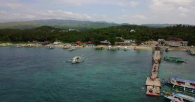 Boracay 'ın Beyaz Sahili, toz beyaz kumu, gök mavisi suları ve canlı atmosferiyle cenneti simgeler. Adanın batı kıyısı boyunca uzanan bu ikonik plaj rahatlama ve macera için resim gibi bir ortam sunuyor..